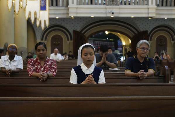 Devotees pray during a mass for the late Pope Francis at the Cubao Cathedral in Quezon city, Philippines Monday, April 21, 2025. (AP Photo/Aaron Favila)