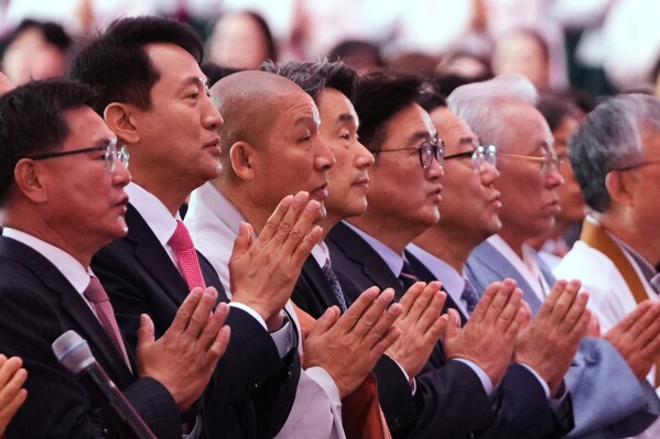 South Korean acting President Lee Ju-ho, fourth from left, attends a service to celebrate Buddha's birthday at the Jogye temple in Seoul, South Korea, Monday, May 5, 2025. (AP Photo/Lee Jin-man)